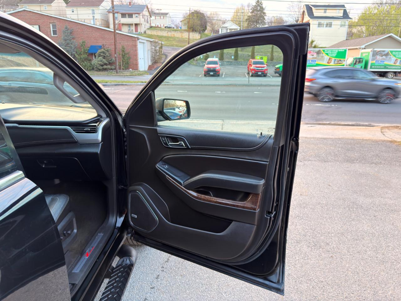 Chevrolet Suburban 4WD 4dr 1500 LT 2017