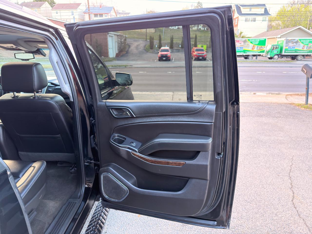 Chevrolet Suburban 4WD 4dr 1500 LT 2017