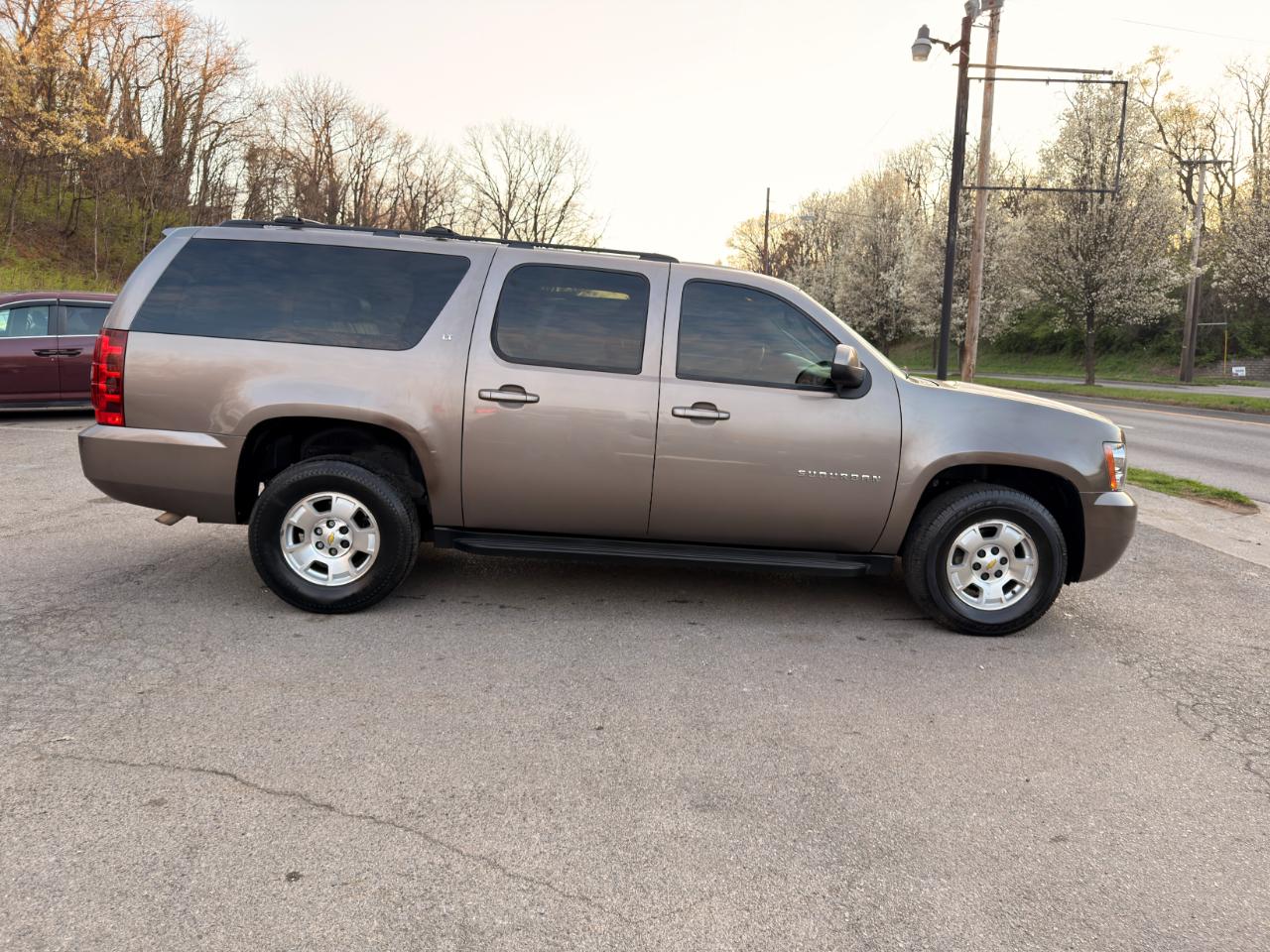 Chevrolet Suburban 4WD 4dr 1500 LT 2012