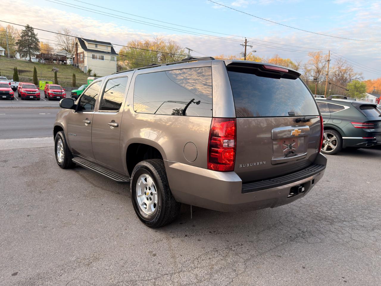 Chevrolet Suburban 4WD 4dr 1500 LT 2012