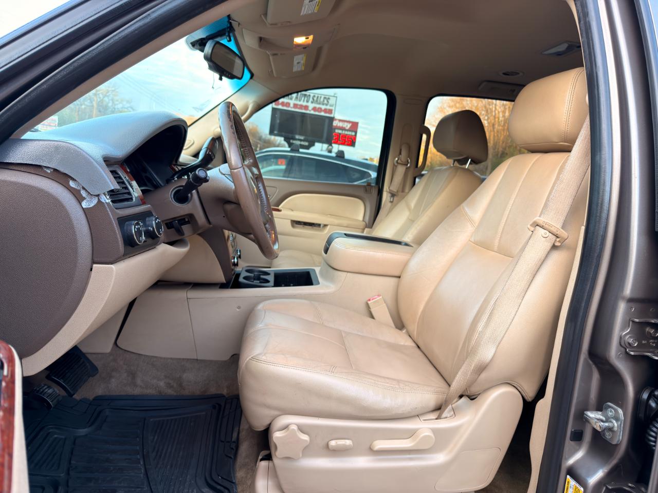 Chevrolet Suburban 4WD 4dr 1500 LT 2012