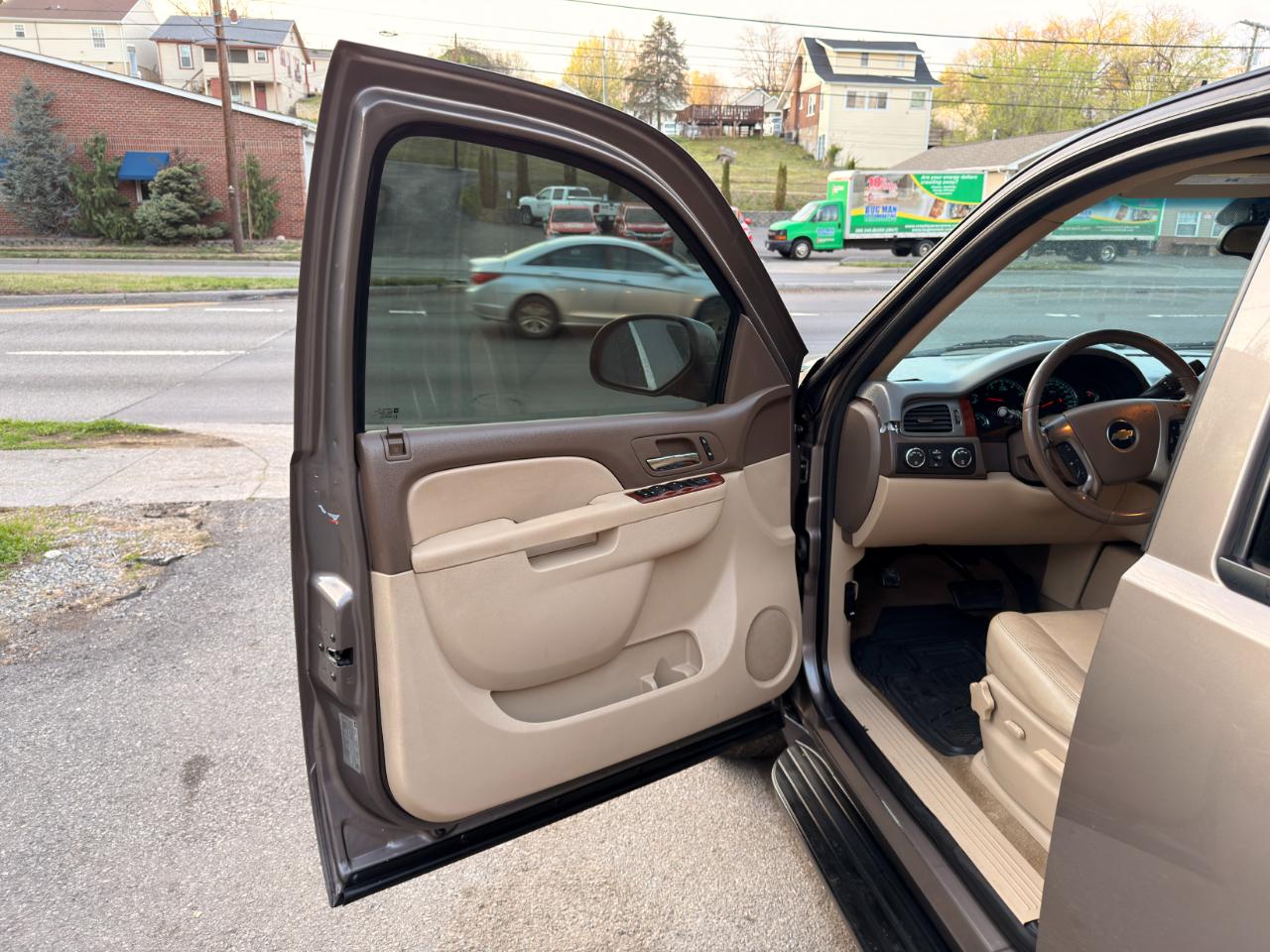 Chevrolet Suburban 4WD 4dr 1500 LT 2012