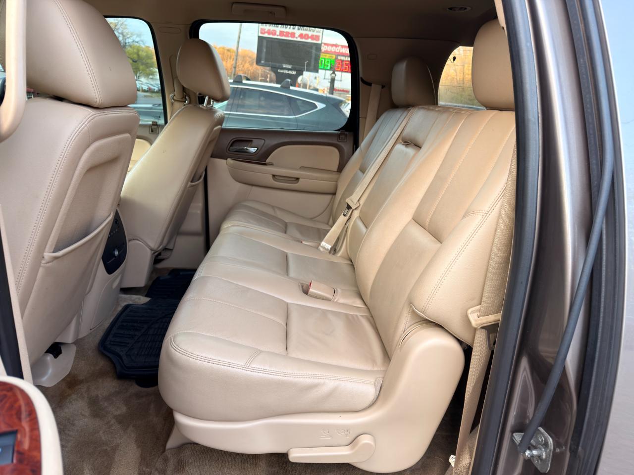 Chevrolet Suburban 4WD 4dr 1500 LT 2012