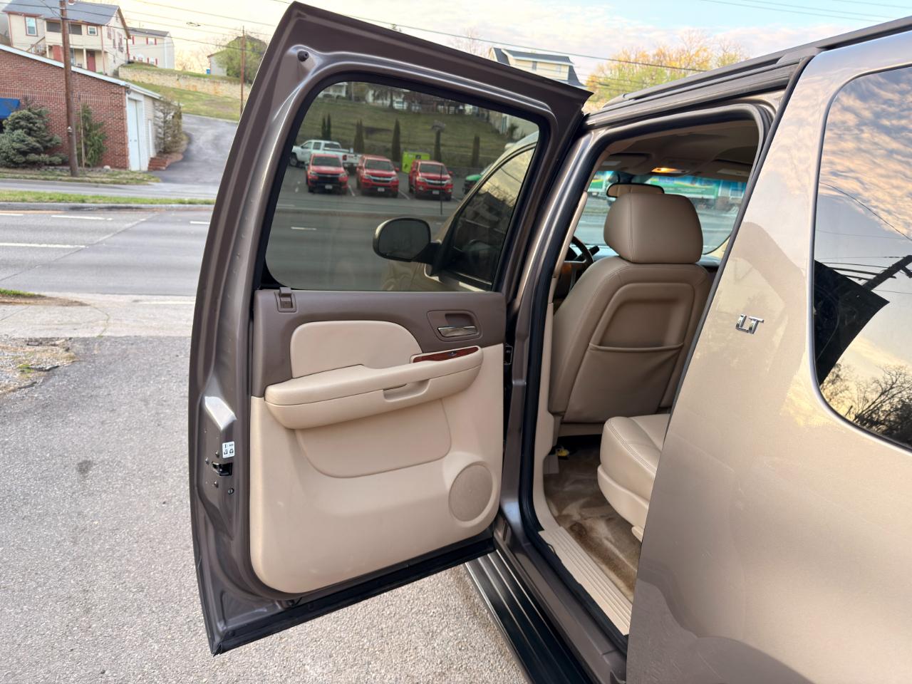 Chevrolet Suburban 4WD 4dr 1500 LT 2012