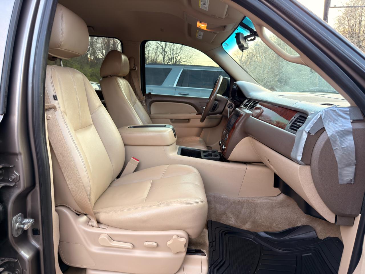 Chevrolet Suburban 4WD 4dr 1500 LT 2012