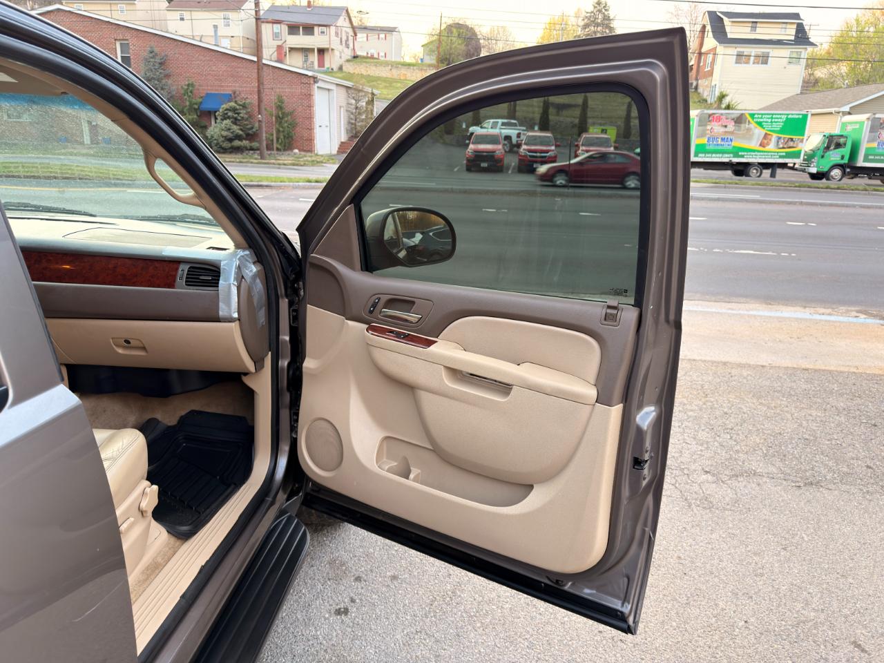 Chevrolet Suburban 4WD 4dr 1500 LT 2012