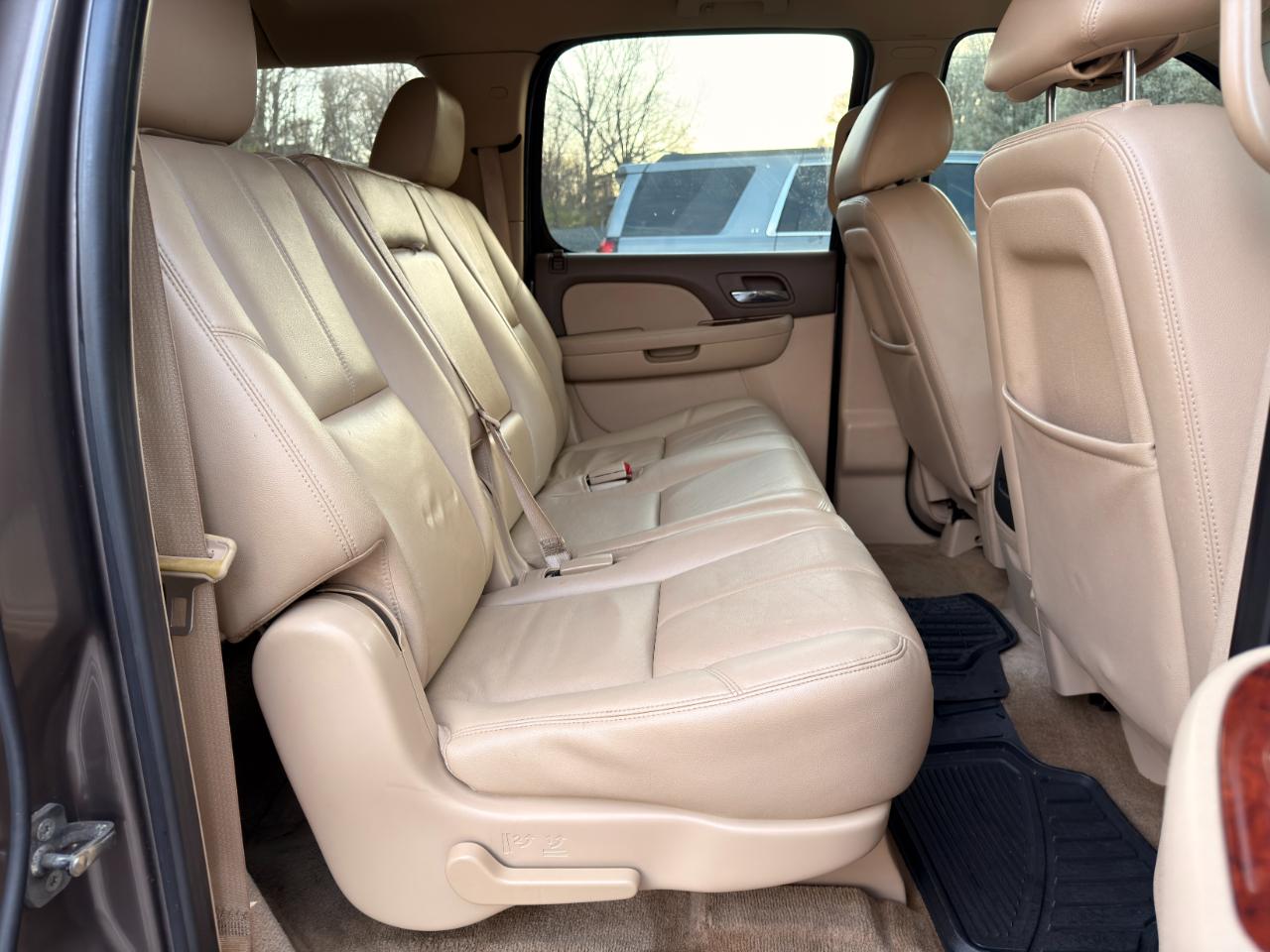 Chevrolet Suburban 4WD 4dr 1500 LT 2012