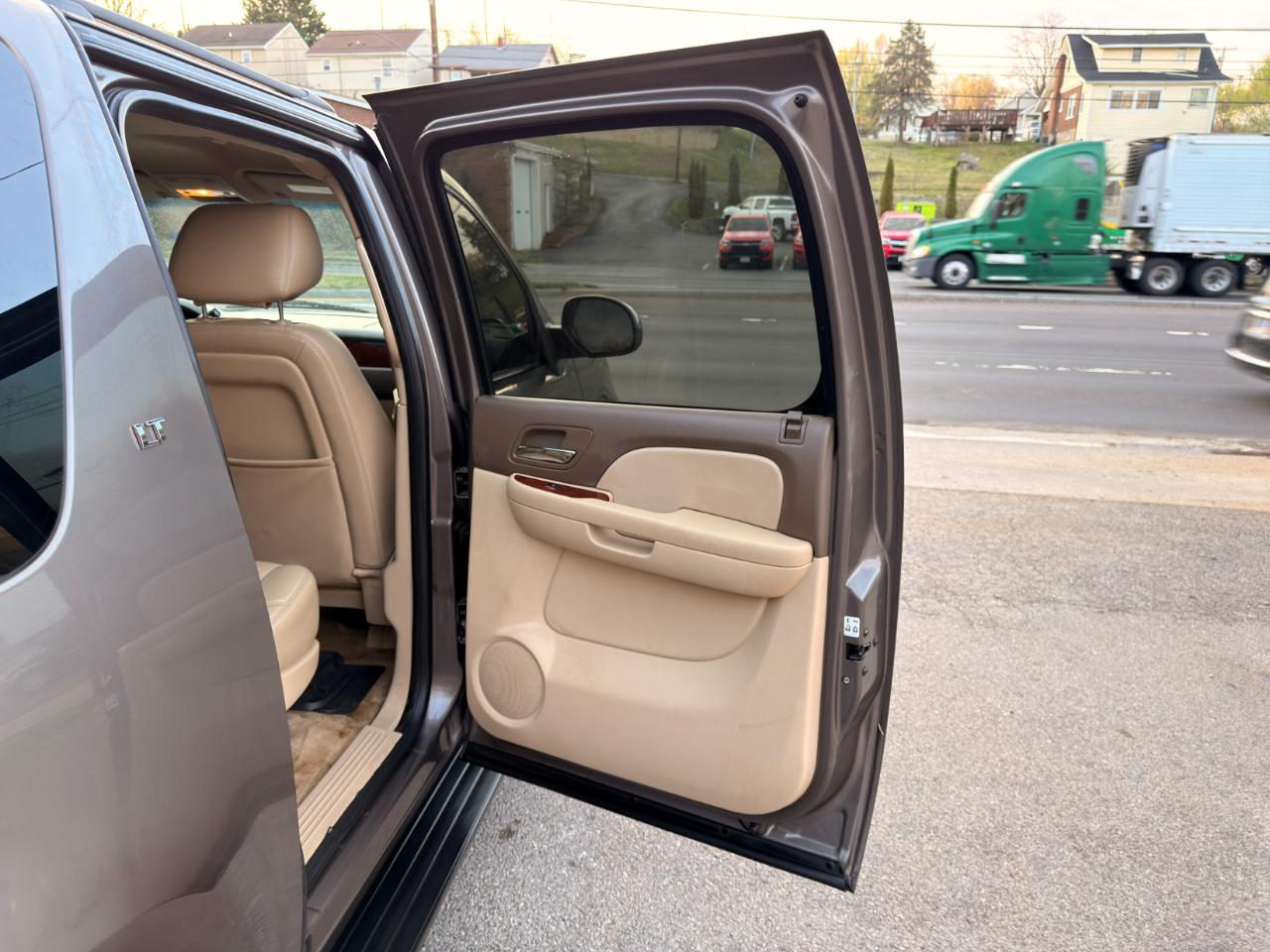 Chevrolet Suburban 4WD 4dr 1500 LT 2012