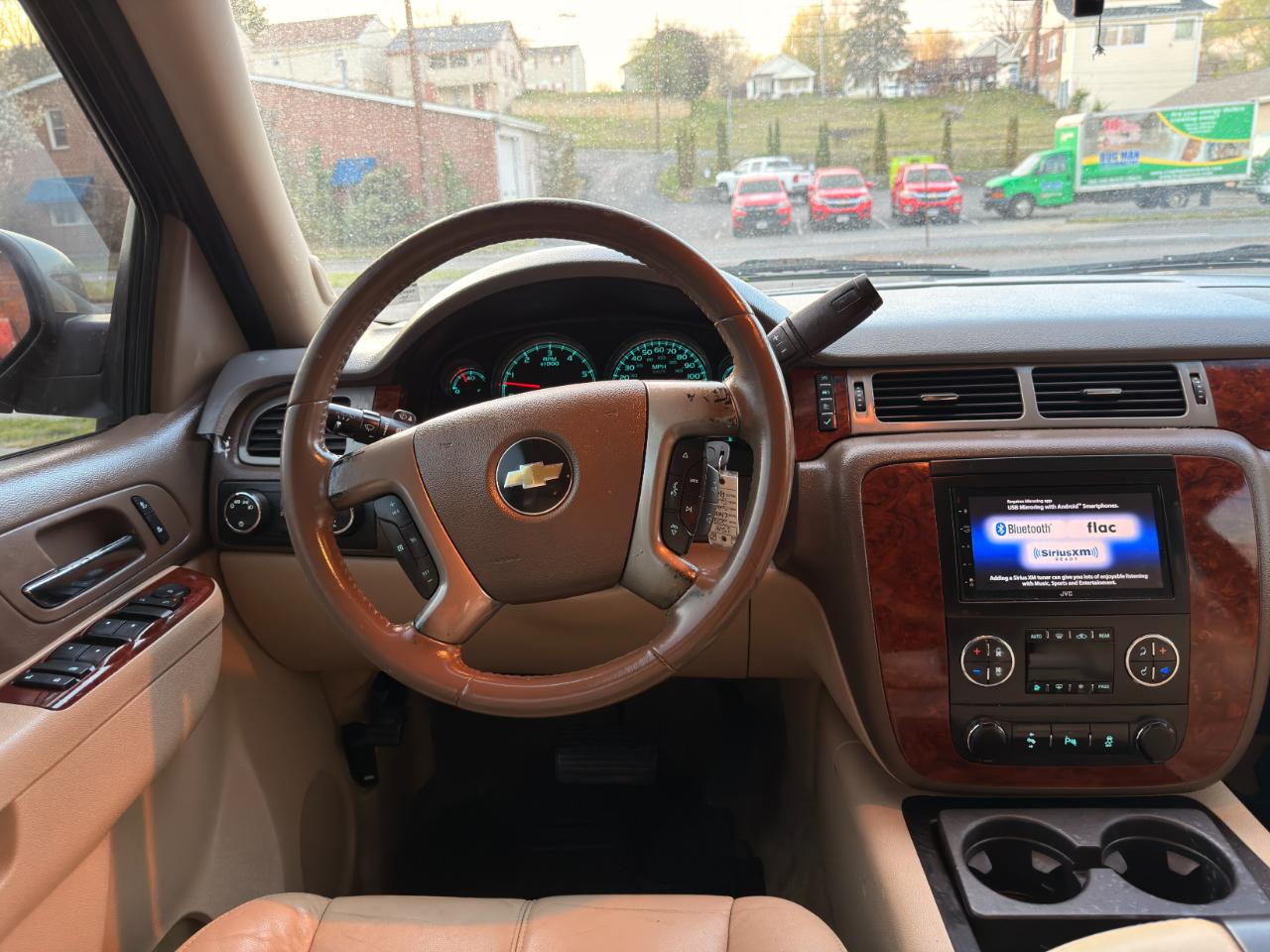 Chevrolet Suburban 4WD 4dr 1500 LT 2012