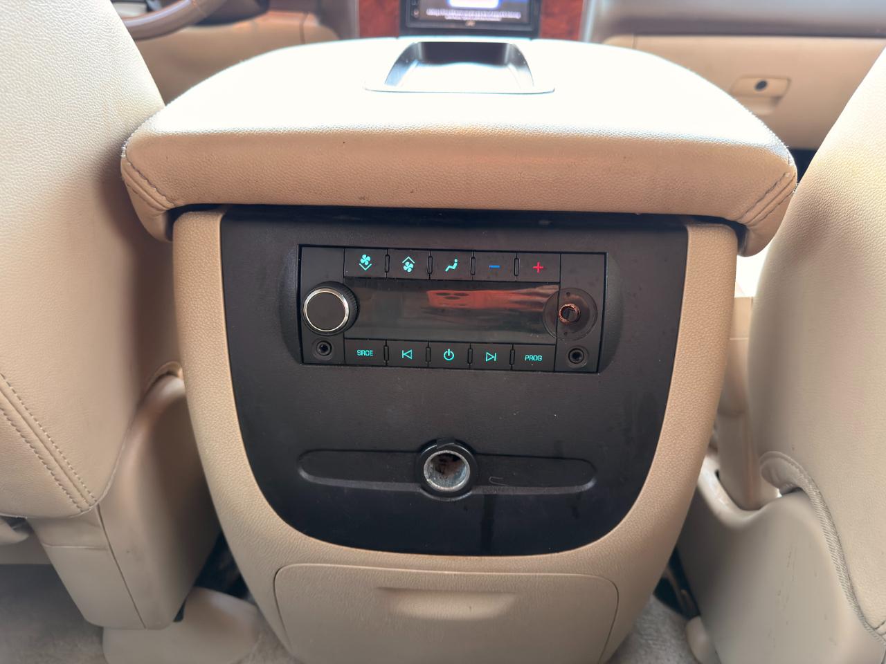 Chevrolet Suburban 4WD 4dr 1500 LT 2012