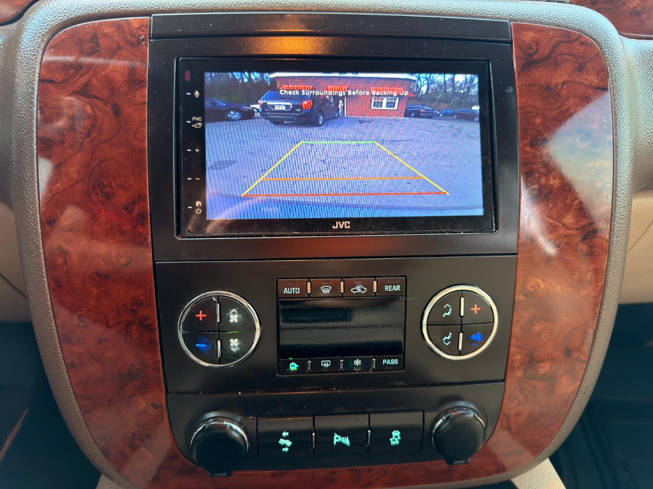 Chevrolet Suburban 4WD 4dr 1500 LT 2012