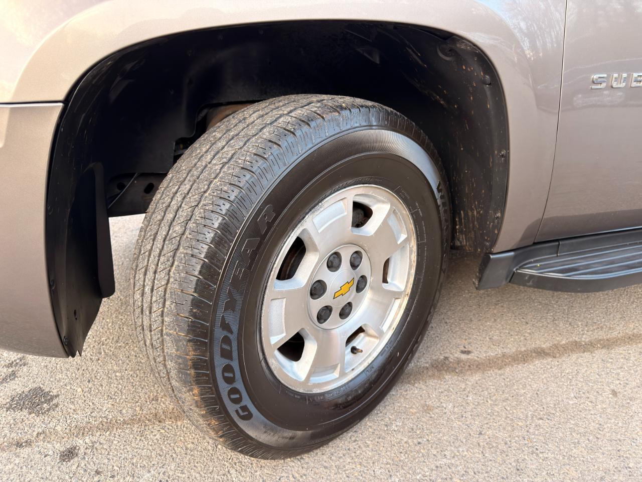 Chevrolet Suburban 4WD 4dr 1500 LT 2012