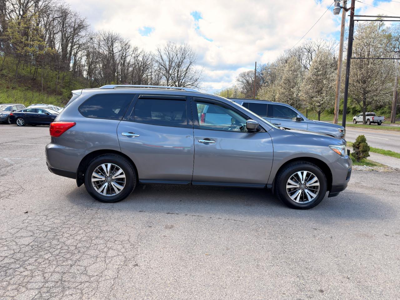 Nissan Pathfinder 4x4 SV 2017