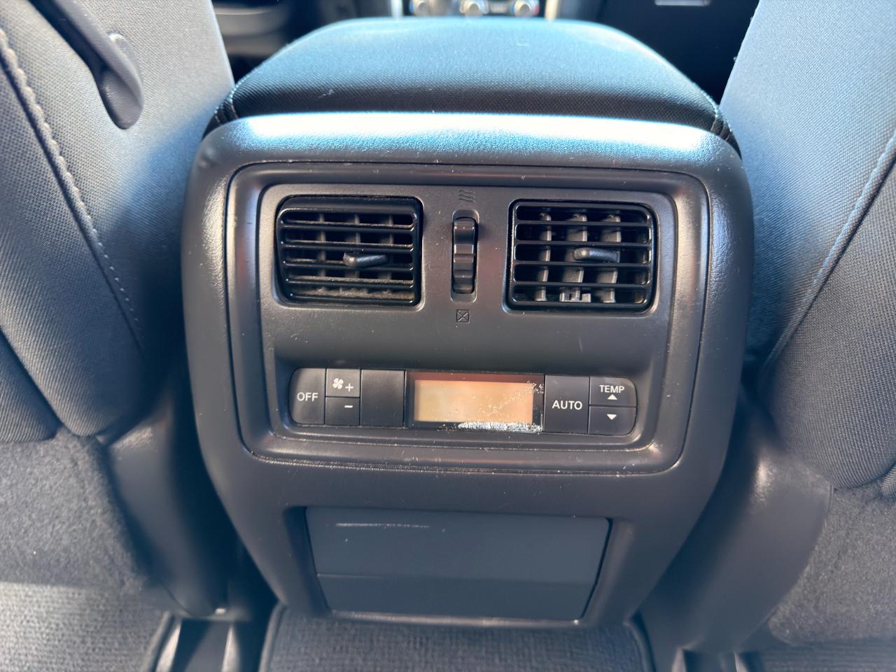 Nissan Pathfinder 4x4 SV 2017