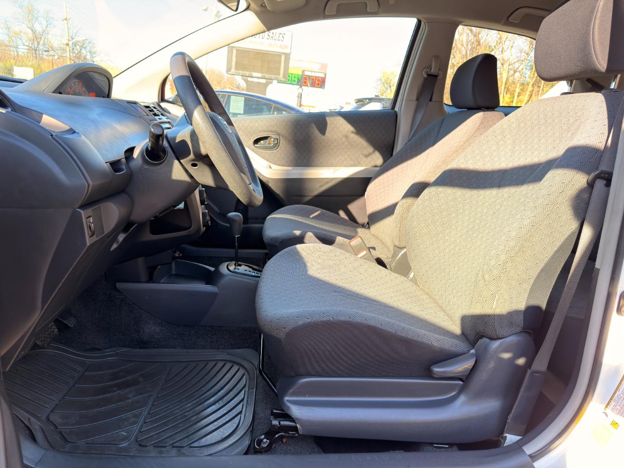 Toyota Yaris 3dr Liftback Man (Natl) 2011