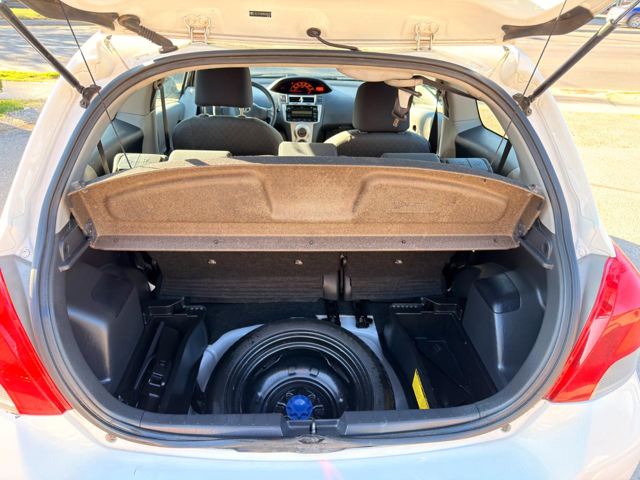 Toyota Yaris 3dr Liftback Man (Natl) 2011