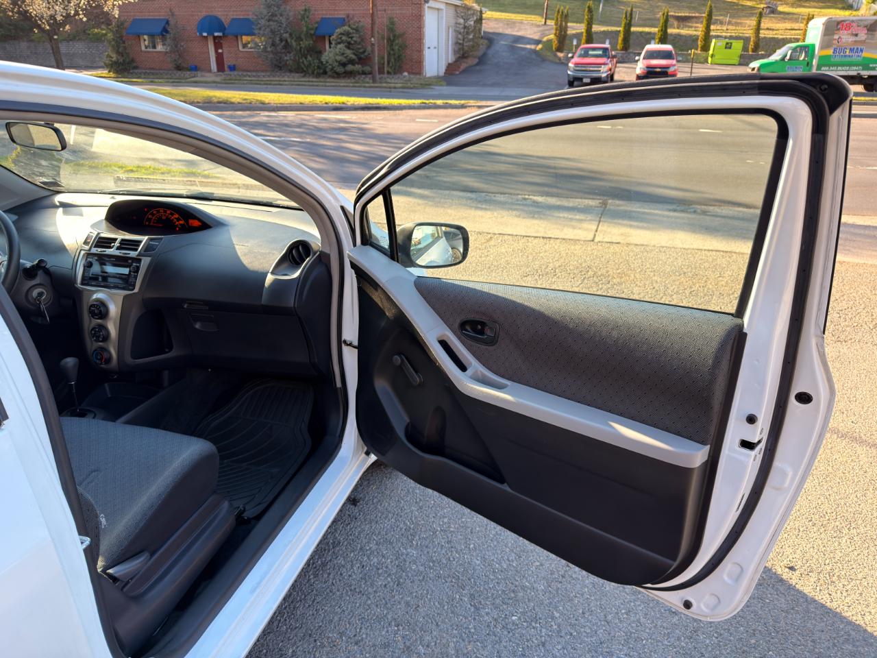 Toyota Yaris 3dr Liftback Man (Natl) 2011