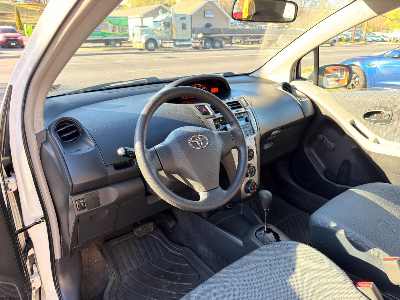 Toyota Yaris 3dr Liftback Man (Natl) 2011