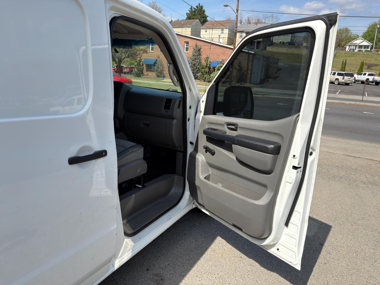 Nissan NV Standard Roof 1500 V6 S 2012