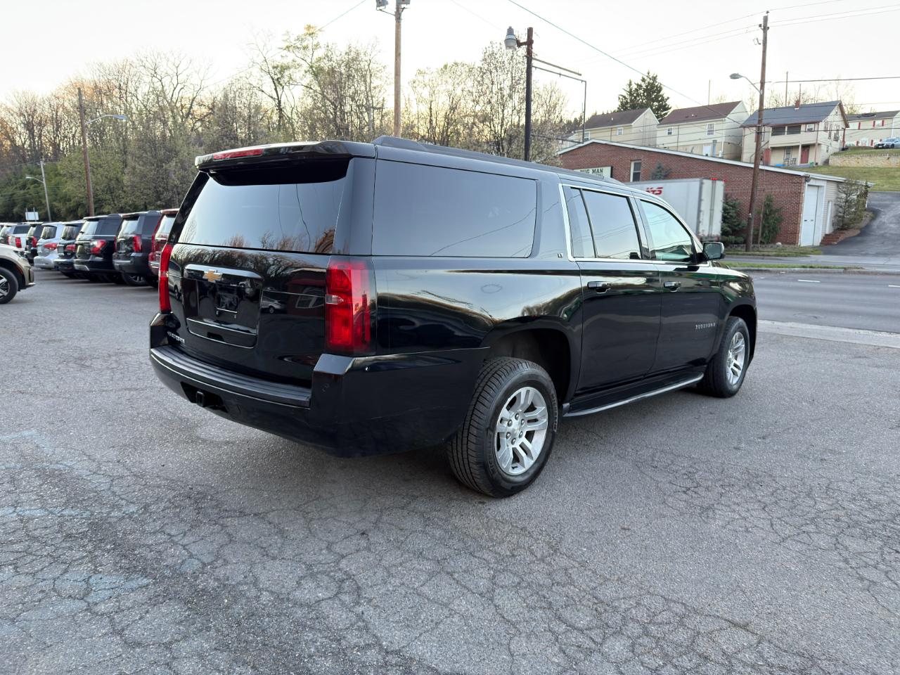 Chevrolet Suburban 4WD 4dr 1500 LT 2019