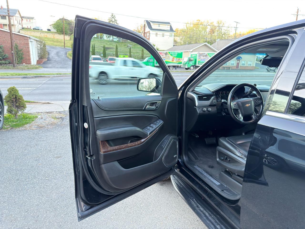 Chevrolet Suburban 4WD 4dr 1500 LT 2019