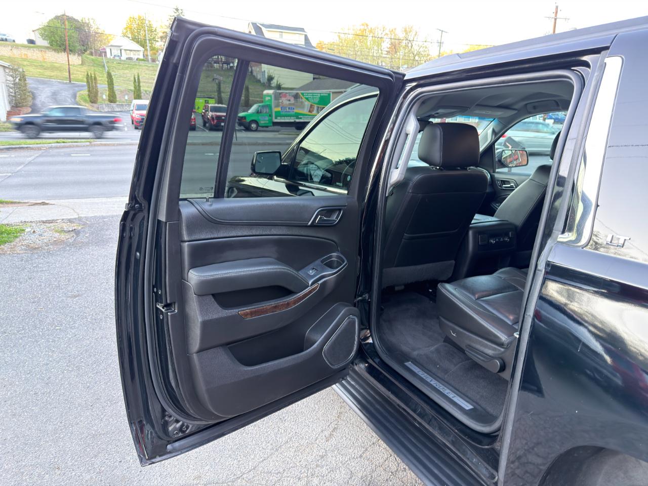 Chevrolet Suburban 4WD 4dr 1500 LT 2019