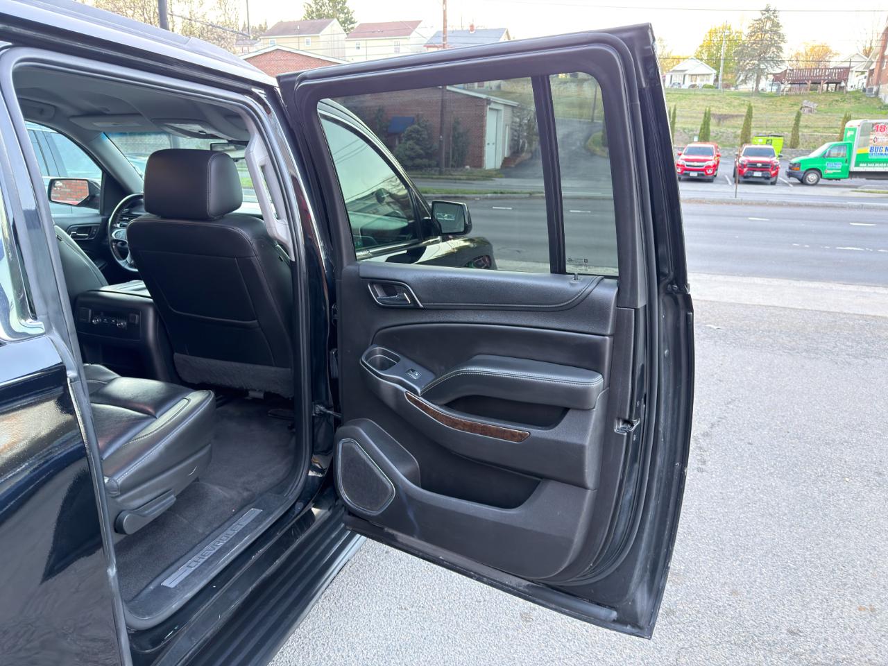 Chevrolet Suburban 4WD 4dr 1500 LT 2019