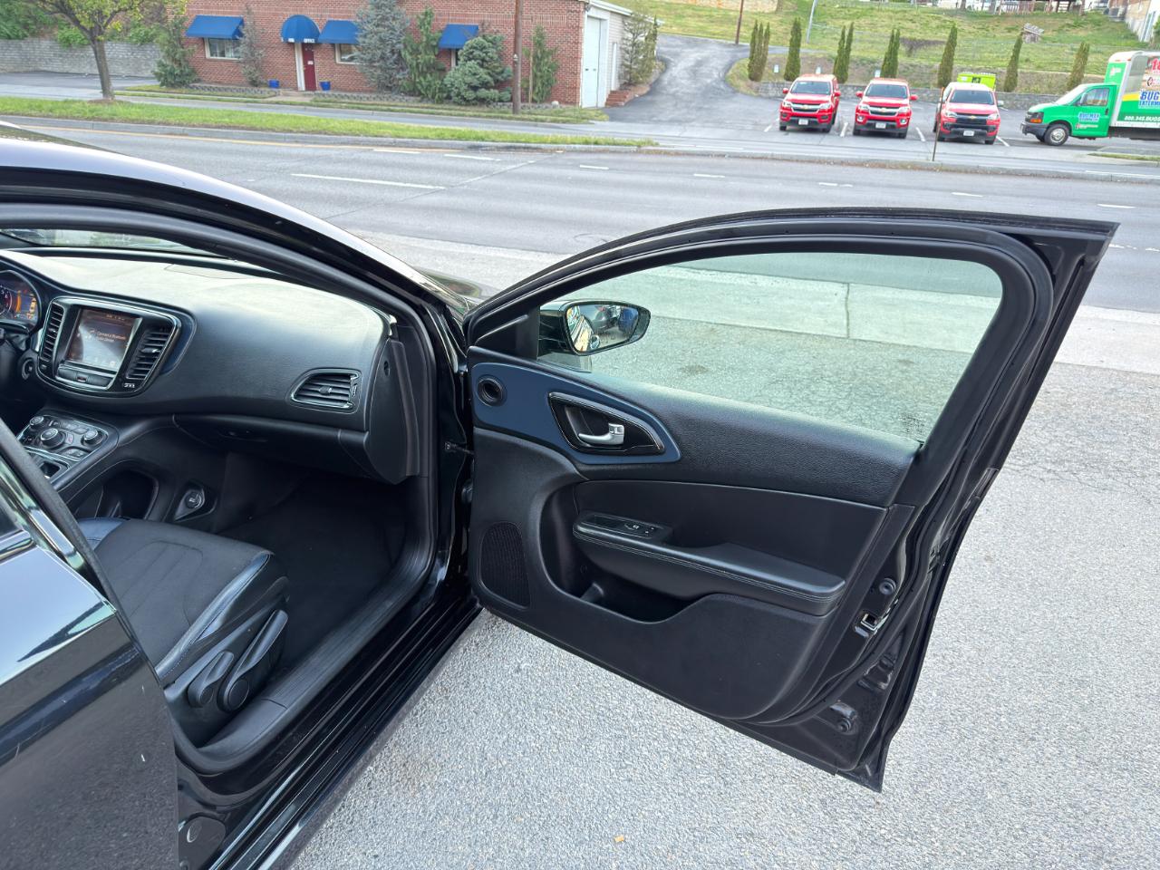 Chrysler 200 4dr Sdn S FWD 2016