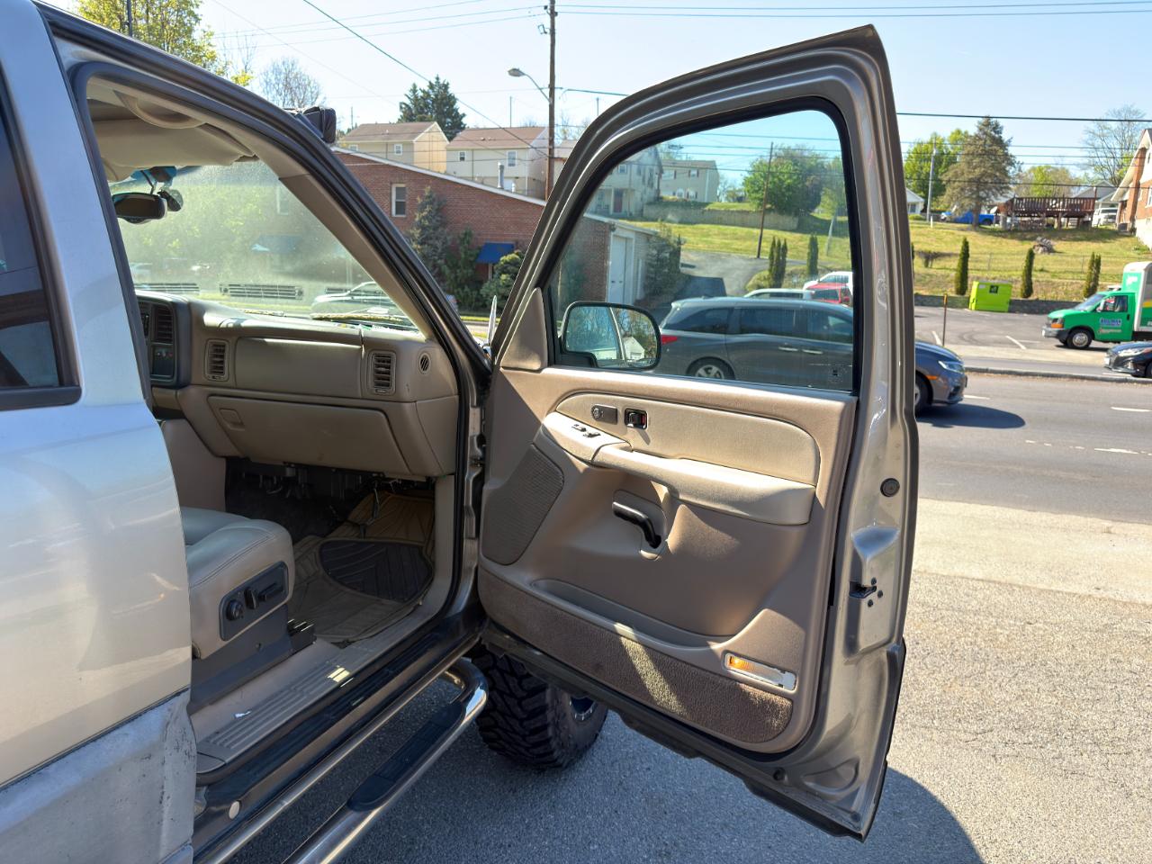 Chevrolet Avalanche 1500 5dr Crew Cab 130" WB 4WD 2002