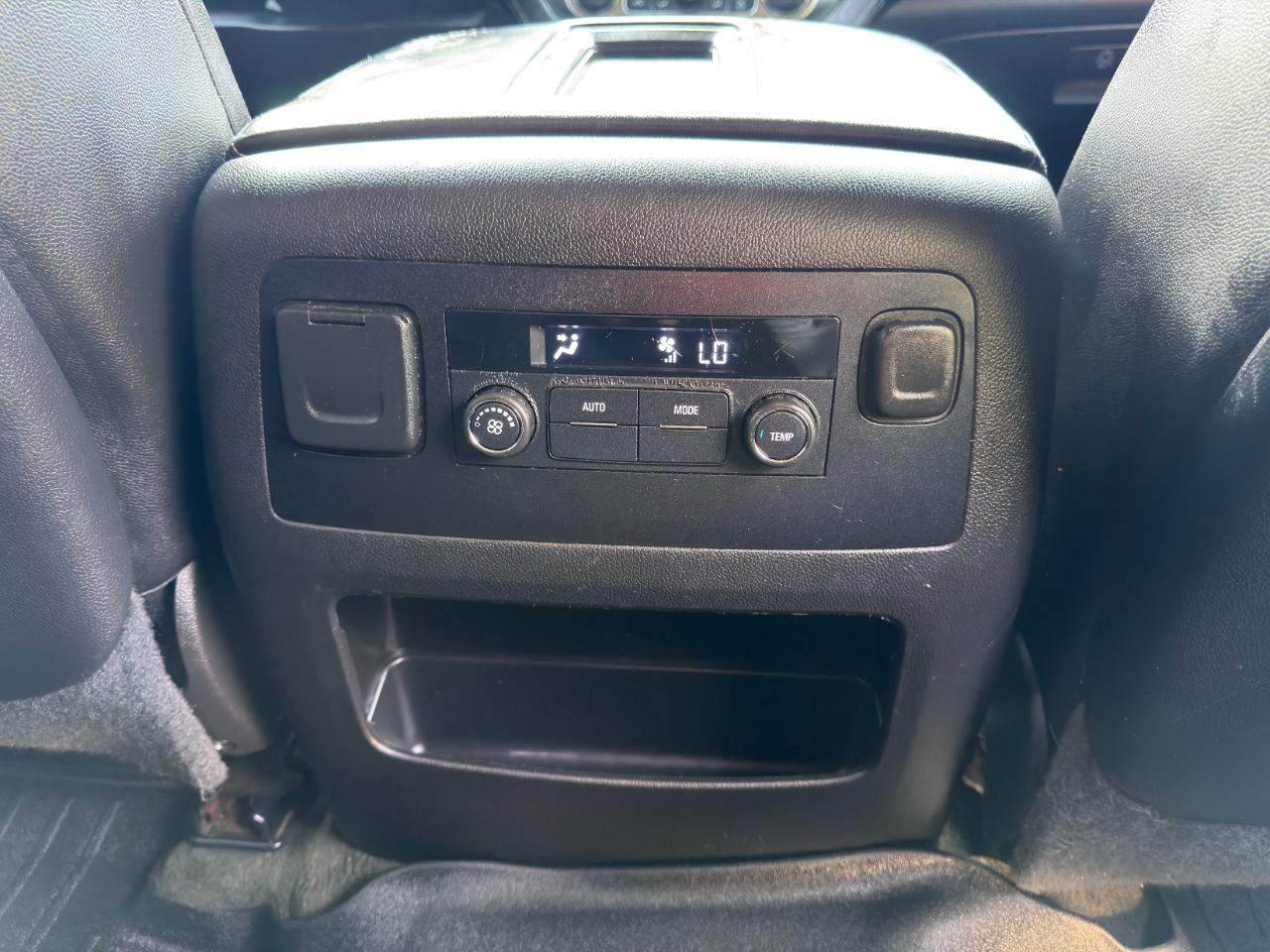 Chevrolet Suburban 4WD 4dr LT 2015