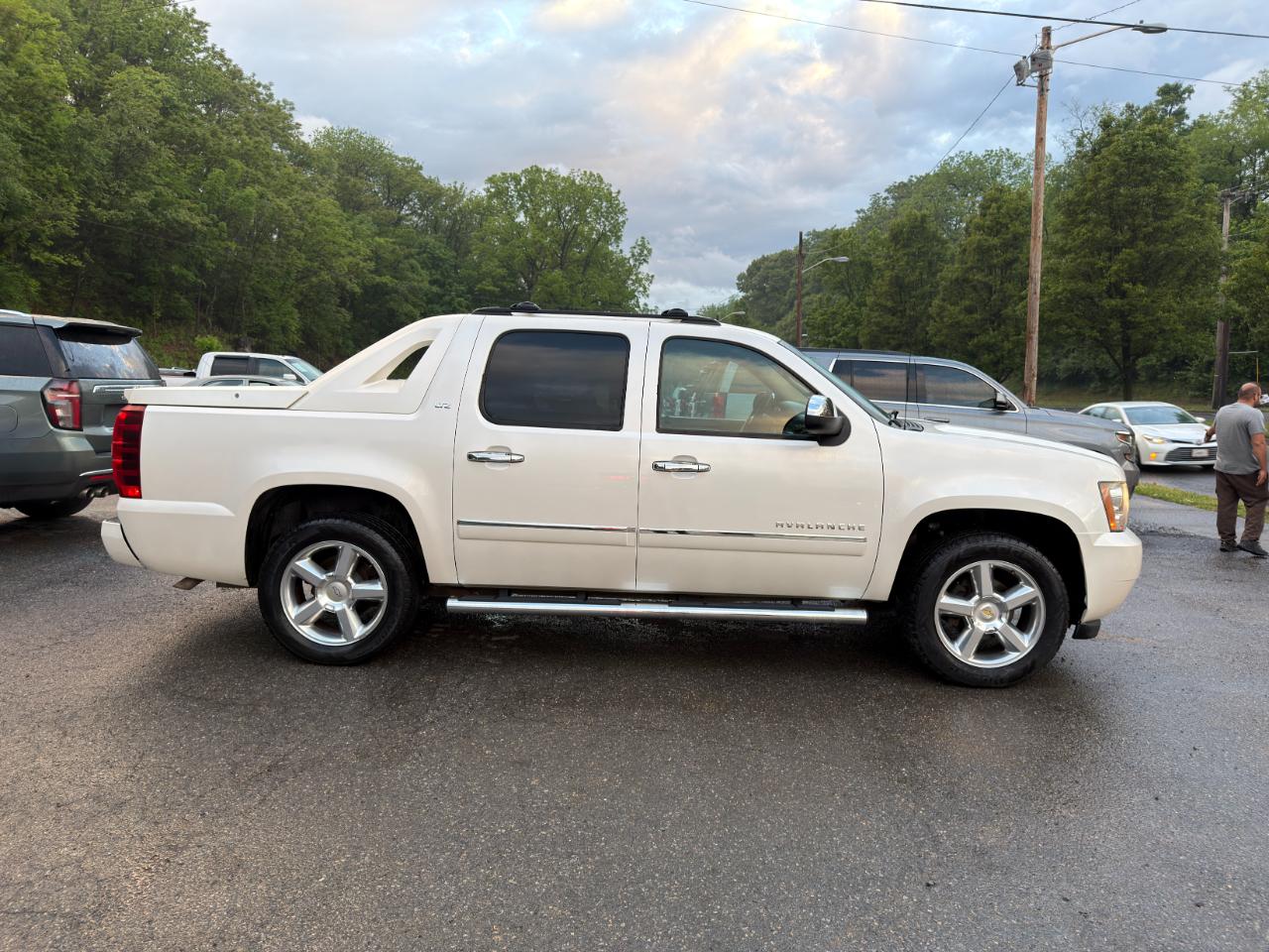 Chevrolet Avalanche 4WD Crew Cab LTZ 2012