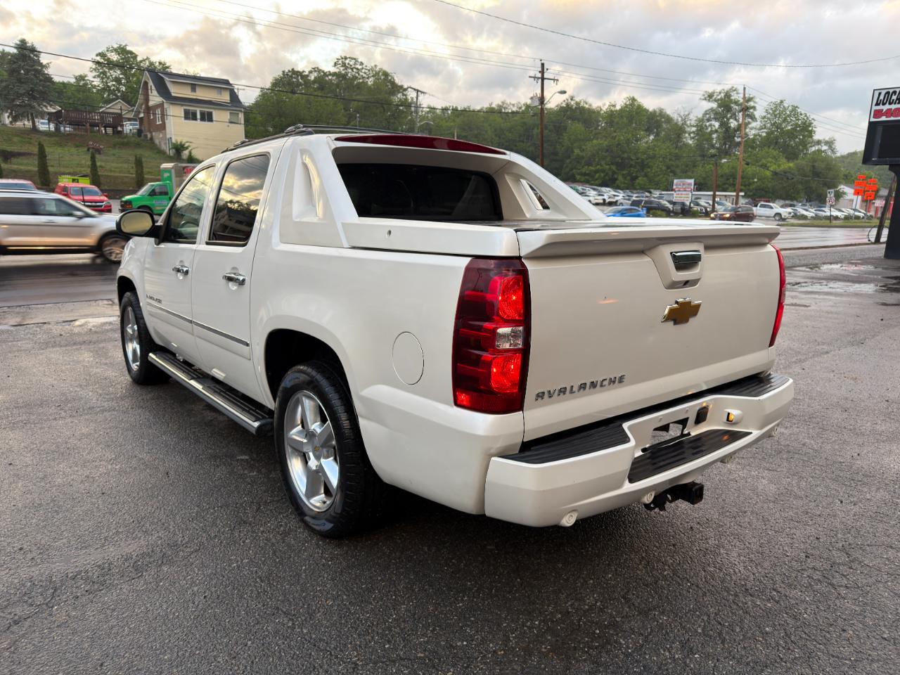 Chevrolet Avalanche 4WD Crew Cab LTZ 2012