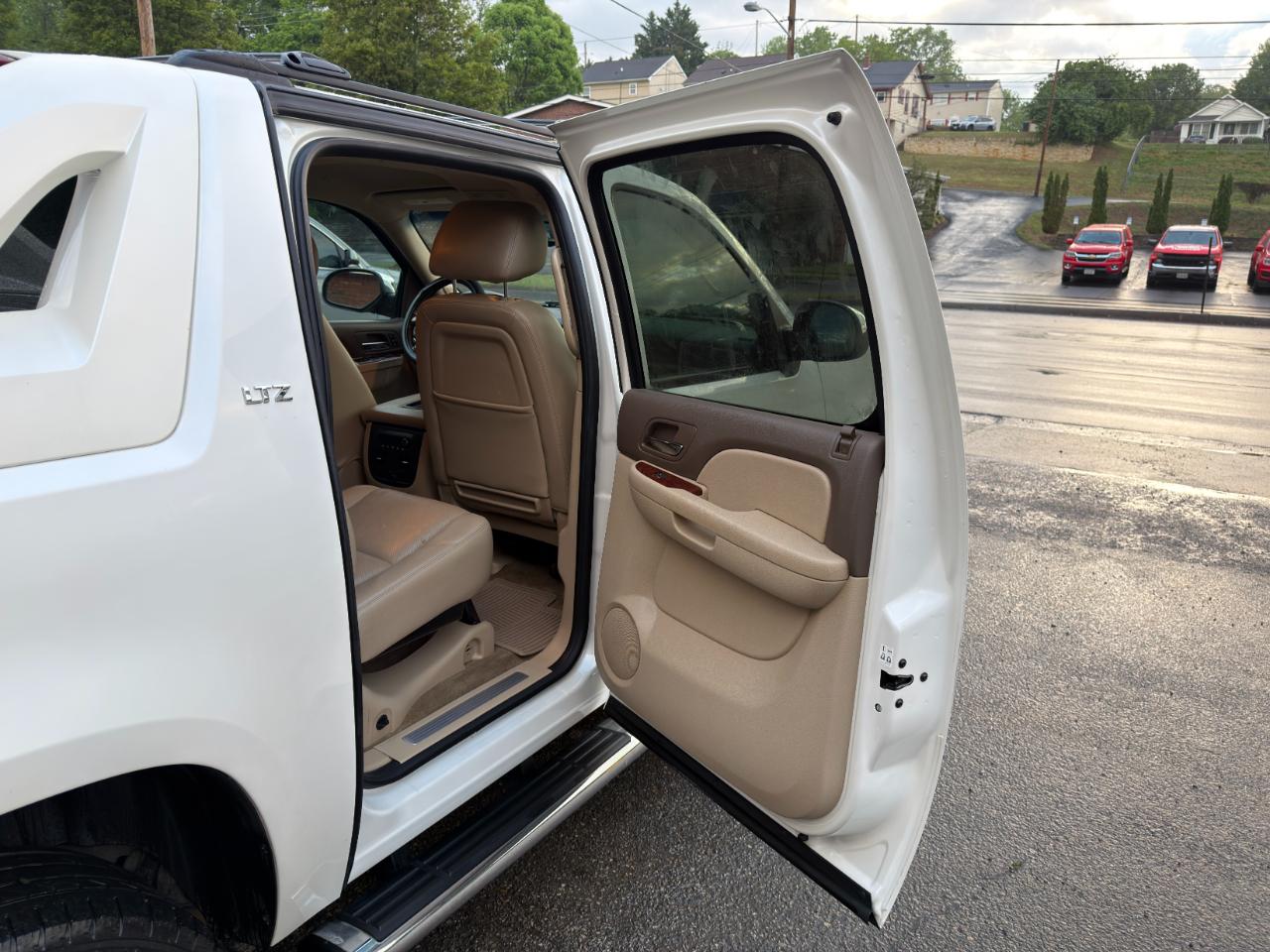 Chevrolet Avalanche 4WD Crew Cab LTZ 2012