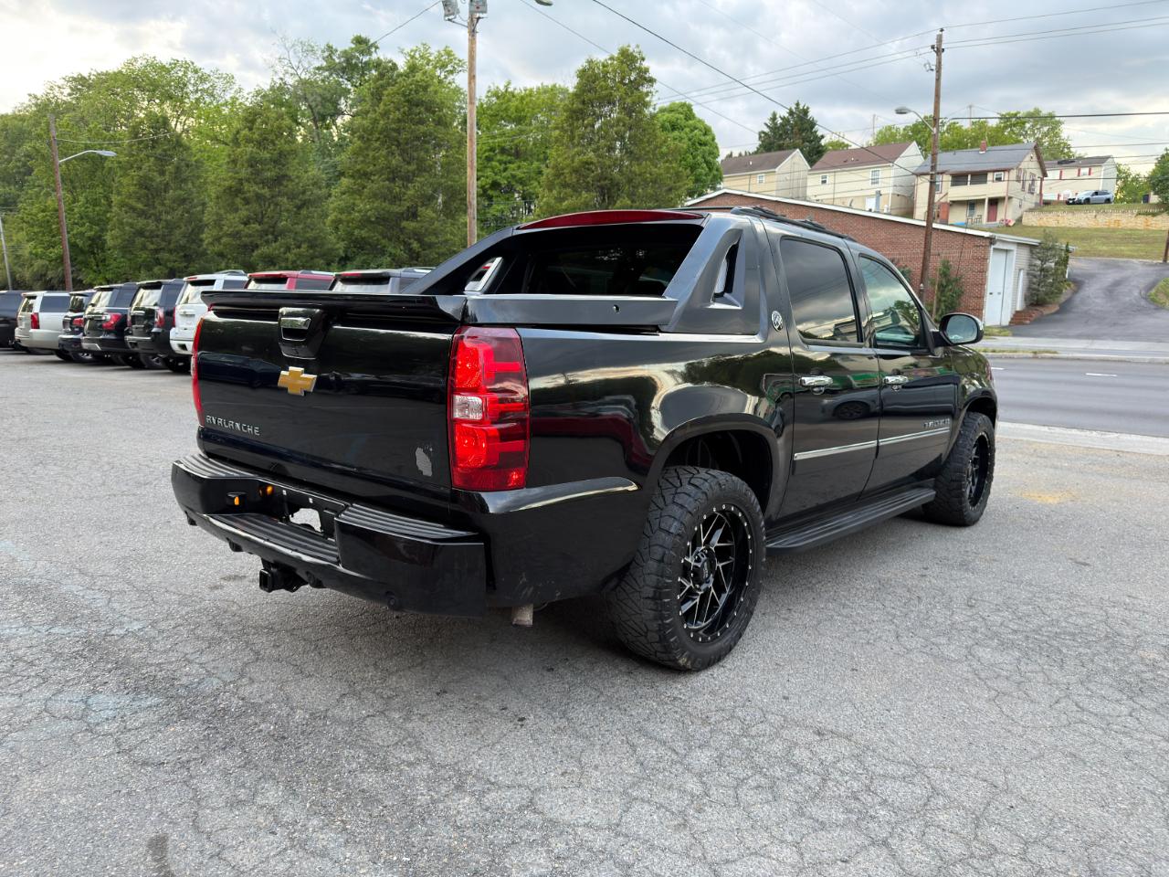 Chevrolet Avalanche 4WD Crew Cab LTZ 2013