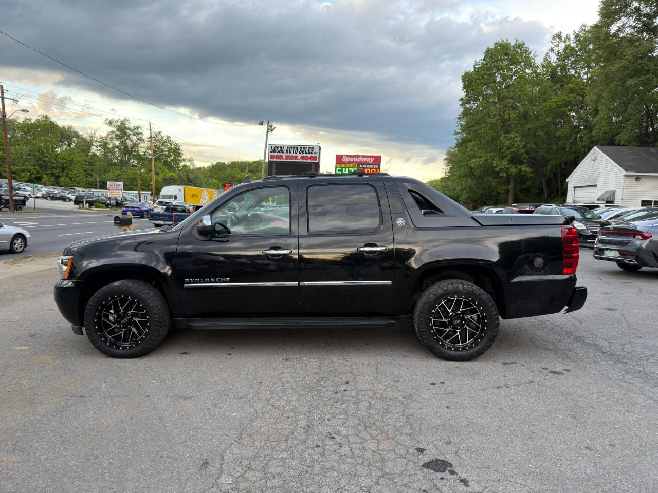 Chevrolet Avalanche 4WD Crew Cab LTZ 2013