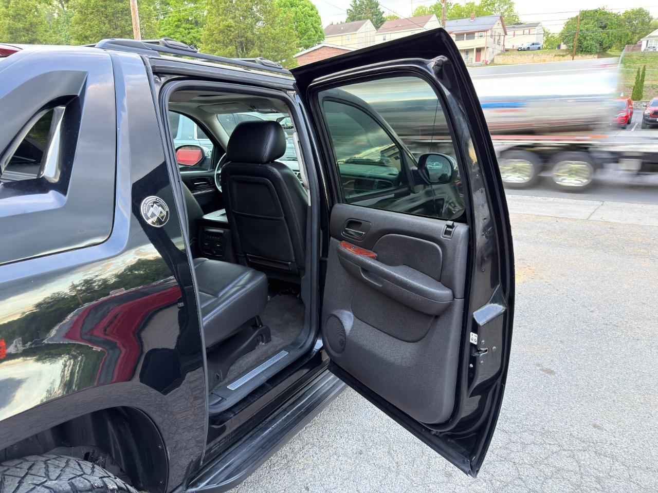 Chevrolet Avalanche 4WD Crew Cab LTZ 2013