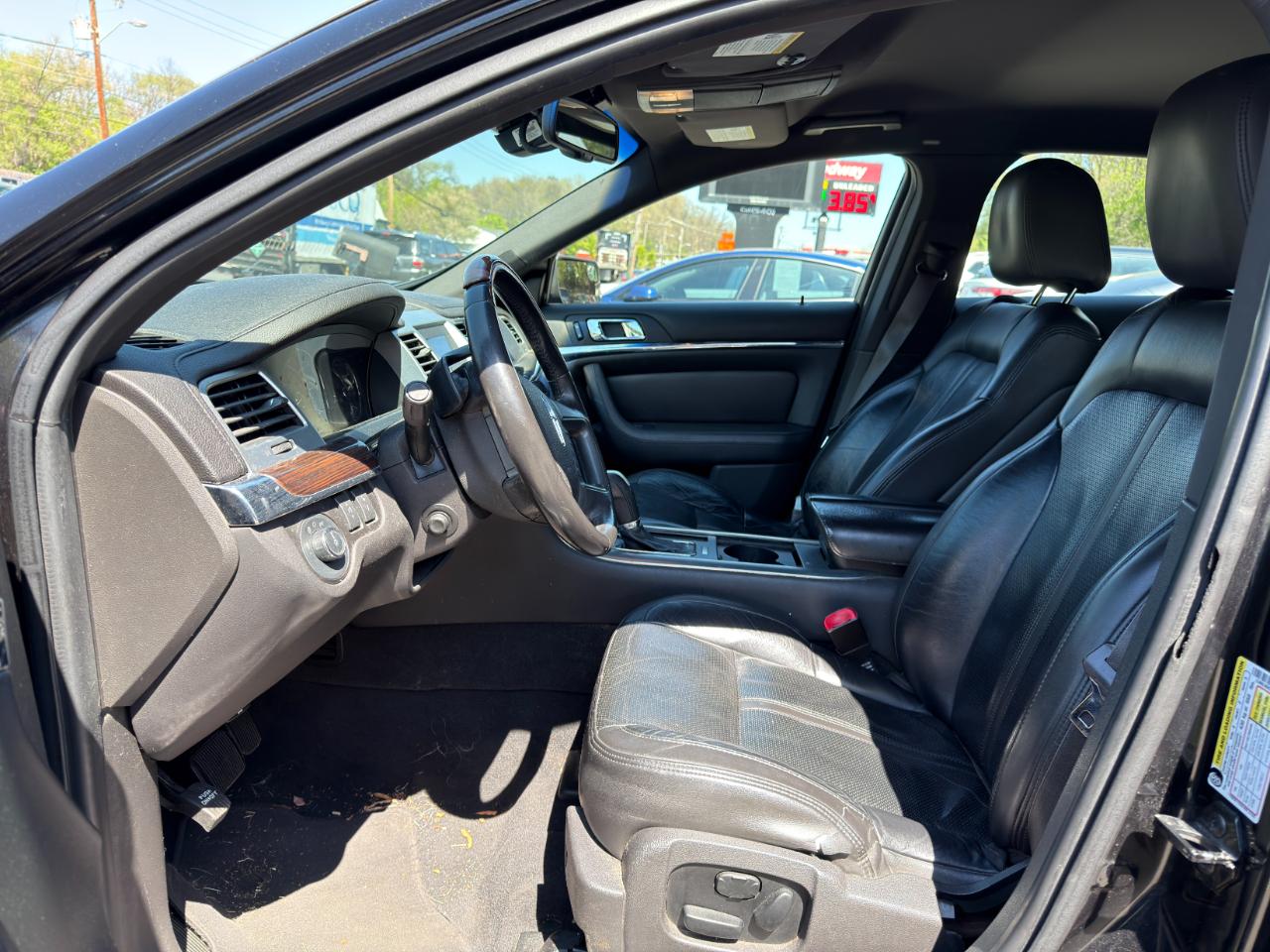 Lincoln MKS 4dr Sdn 3.7L FWD 2010