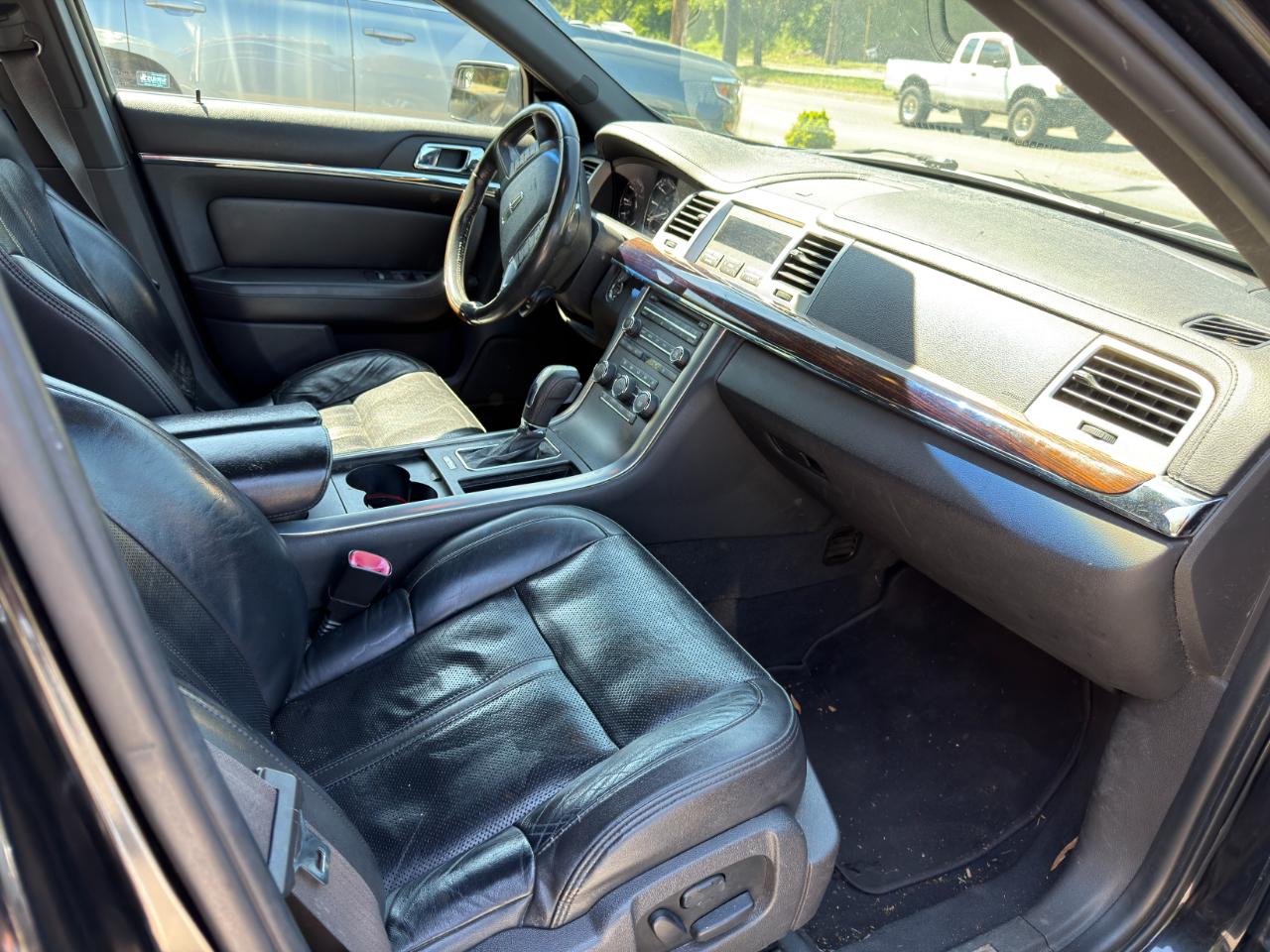 Lincoln MKS 4dr Sdn 3.7L FWD 2010