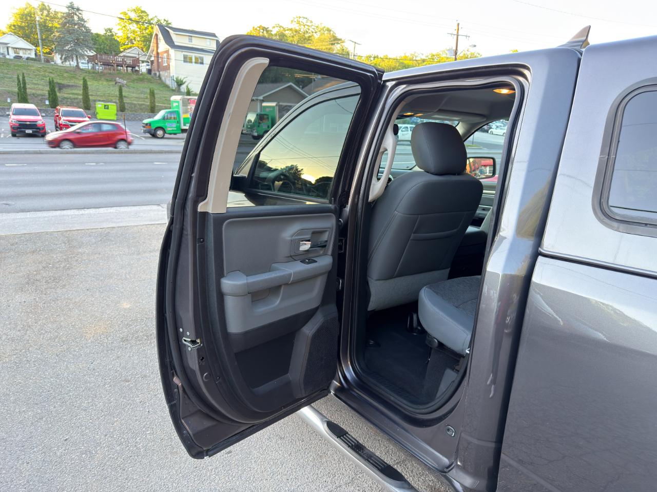 RAM 1500 4WD Quad Cab 140.5" Big Horn 2015