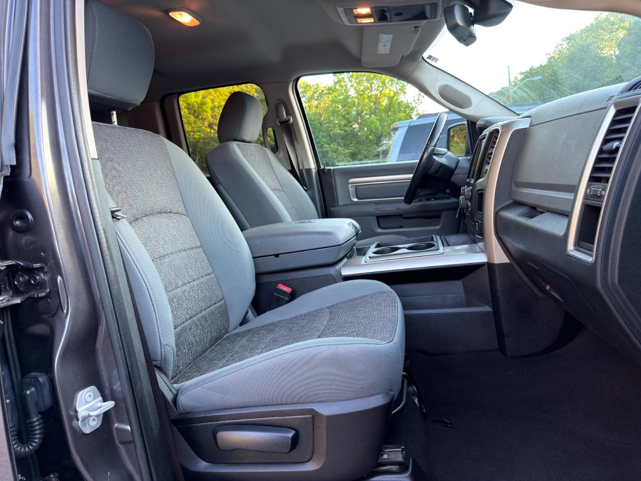 RAM 1500 4WD Quad Cab 140.5" Big Horn 2015