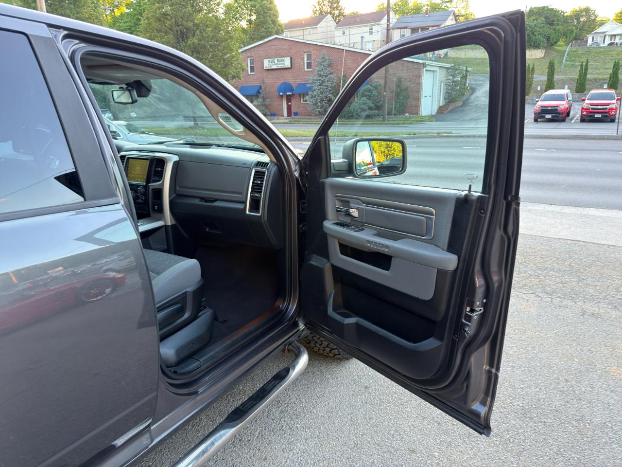 RAM 1500 4WD Quad Cab 140.5" Big Horn 2015