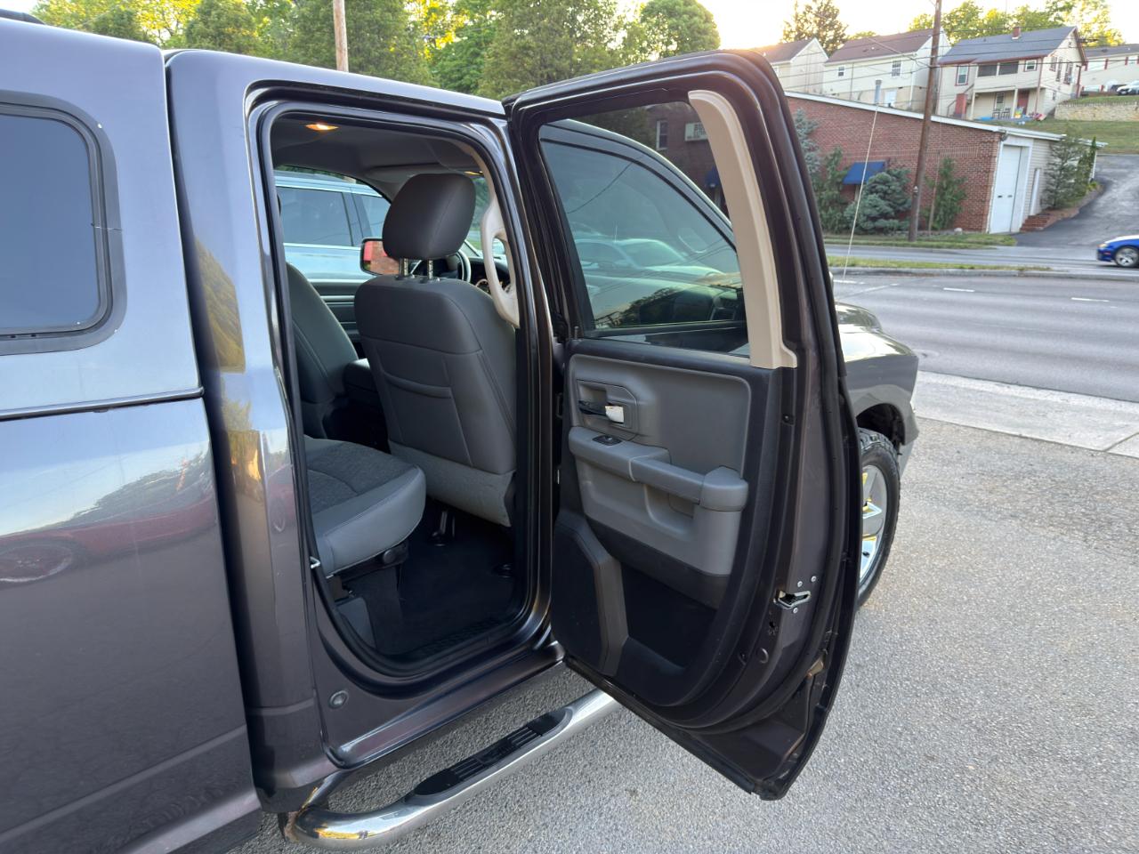RAM 1500 4WD Quad Cab 140.5" Big Horn 2015