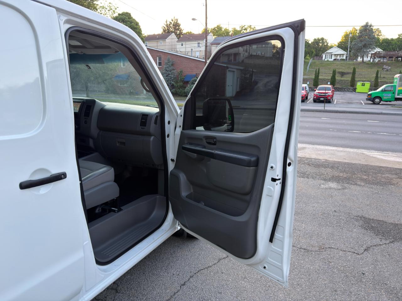 Nissan NV Cargo NV2500 HD Standard Roof V6 SV 2021