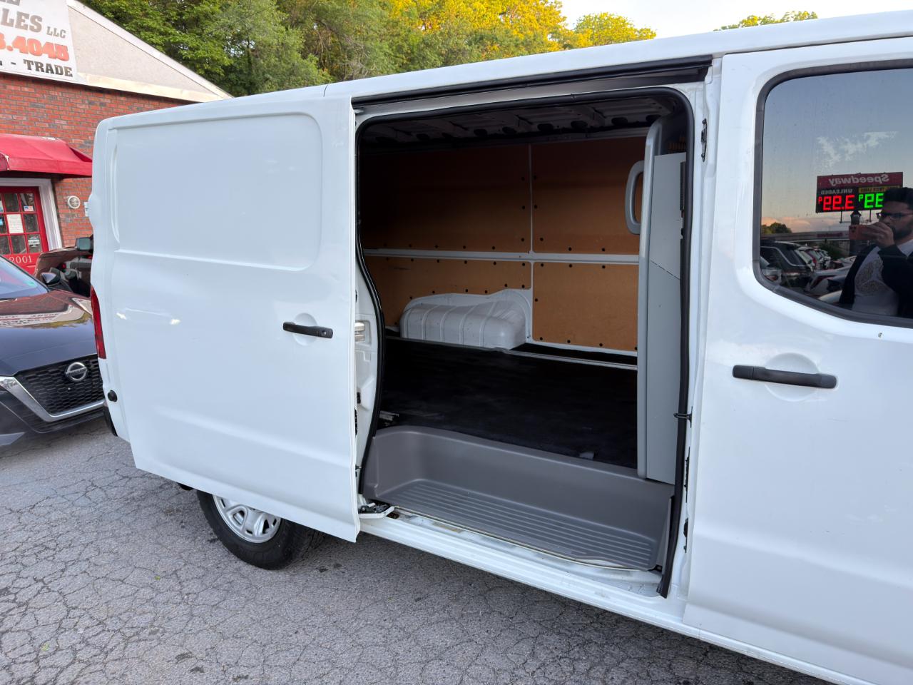 Nissan NV Cargo NV2500 HD Standard Roof V6 SV 2021