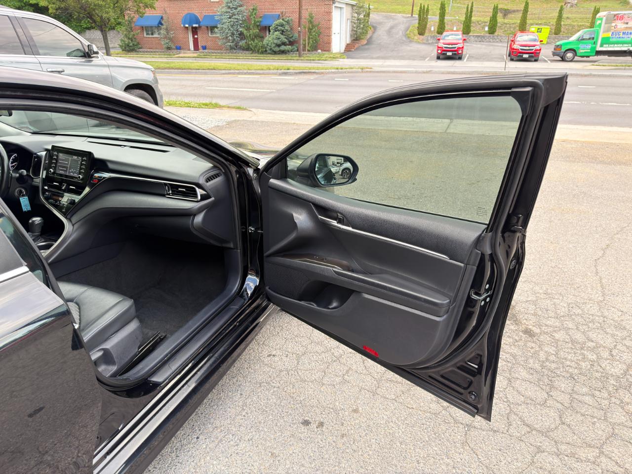 Toyota Camry SE Auto (Natl) 2021