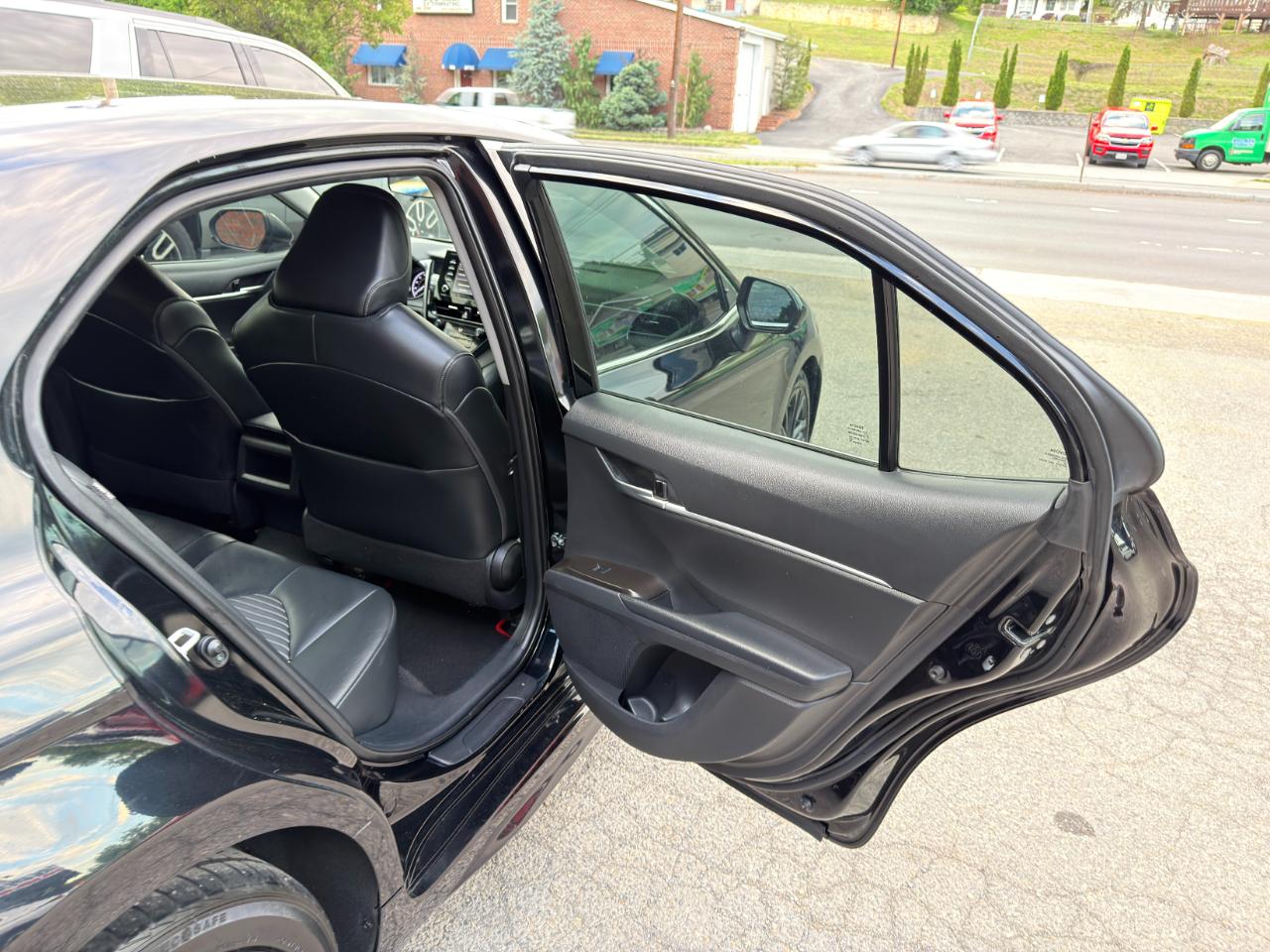 Toyota Camry SE Auto (Natl) 2021