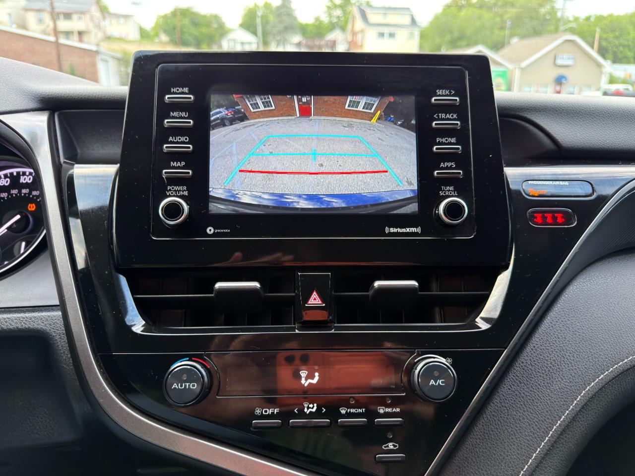 Toyota Camry SE Auto (Natl) 2021