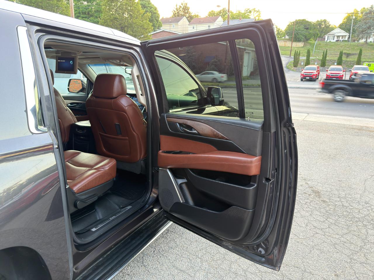 Cadillac Escalade ESV 4WD 4dr Luxury Collection 2016