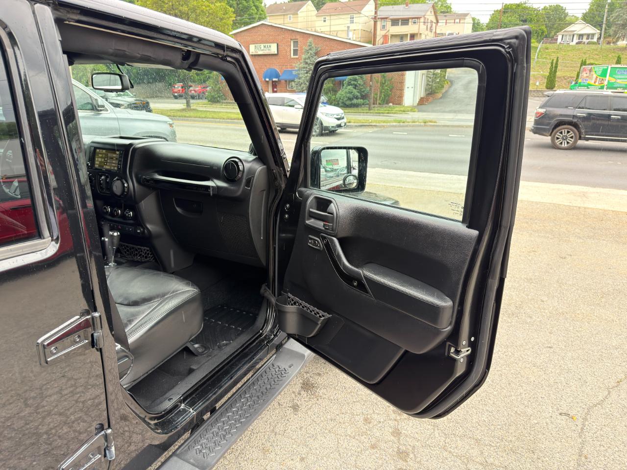 Jeep Wrangler Unlimited 4WD 4dr Sahara 2014