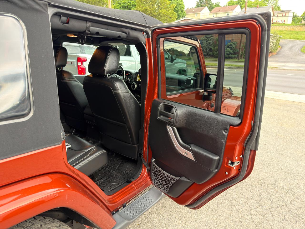 Jeep Wrangler Unlimited 4WD 4dr Sahara 2014